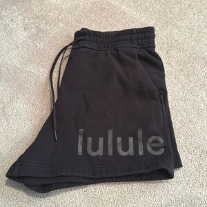 Lululemon women’s Loungeful Graphic shorts 4”